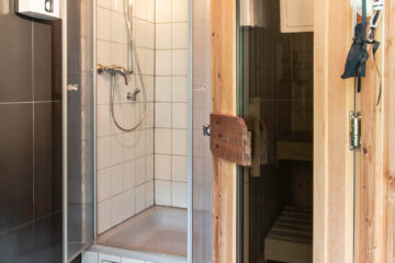 Das Tageslichtbad mit Dusche ist mit Handtüchern, Föhn und Shampoo ausgestattet.